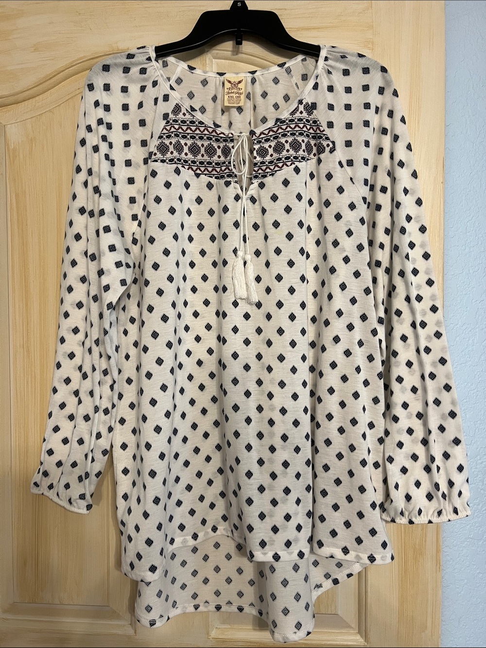 Faded Glory Ivory Peasant Tunic with Black Diamond Print